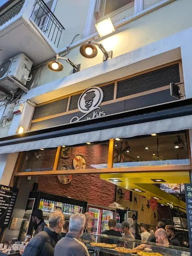 Η φωτεινή πρόσοψη του Funky's