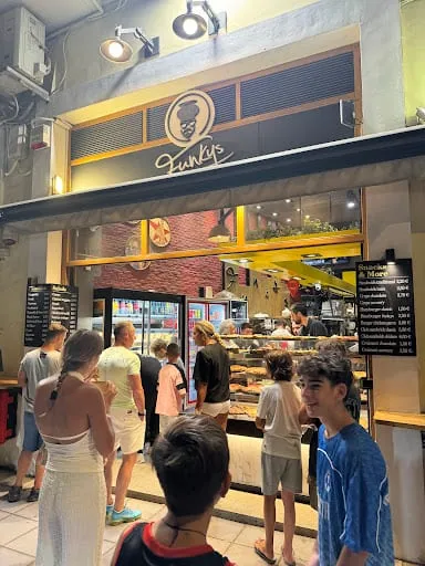 Κόσμος που παραγγέλνει στο Funky's