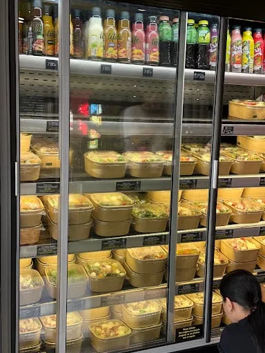 Ποικιλία από σαλάτες και γλυκά